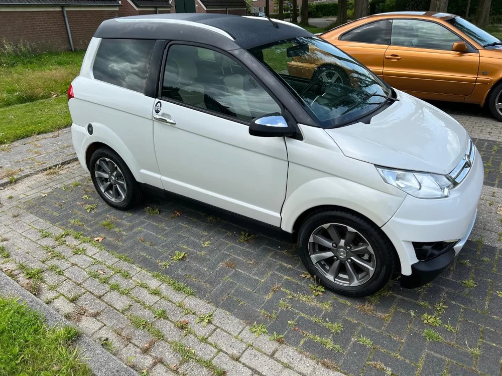Witte Aixam brommobiel, vooraanzicht
