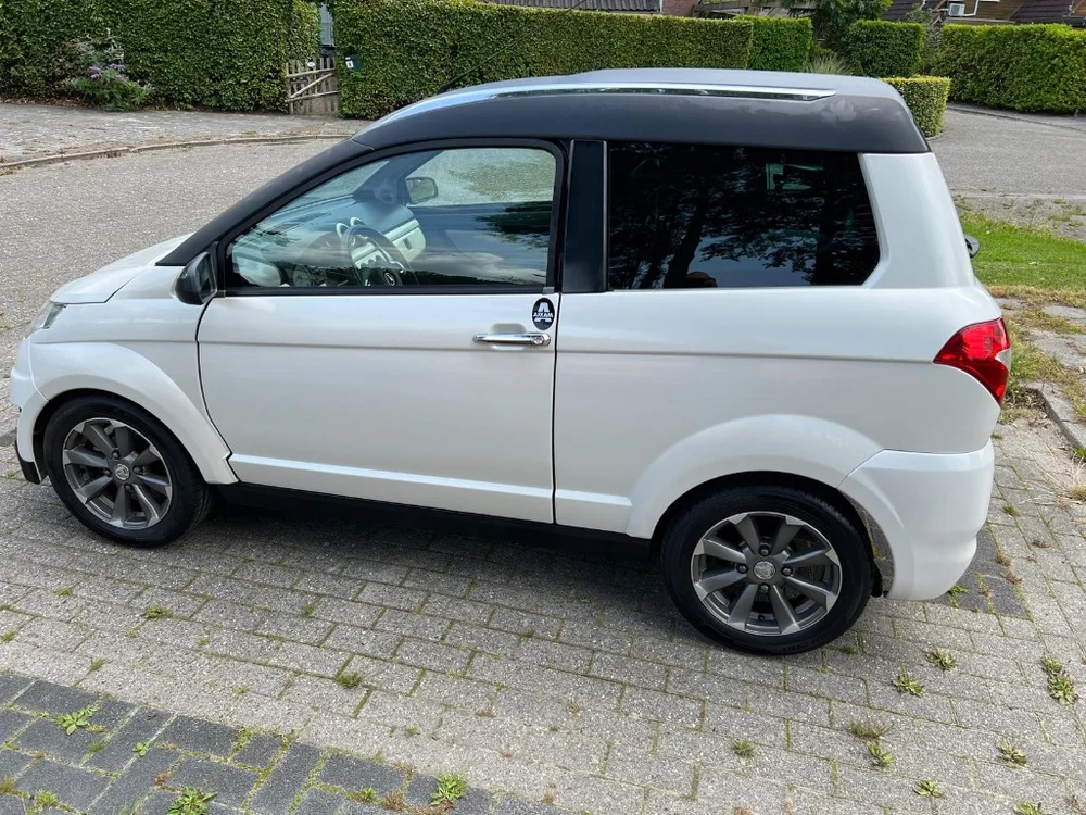 Witte Aixam brommobiel, zijaanzicht