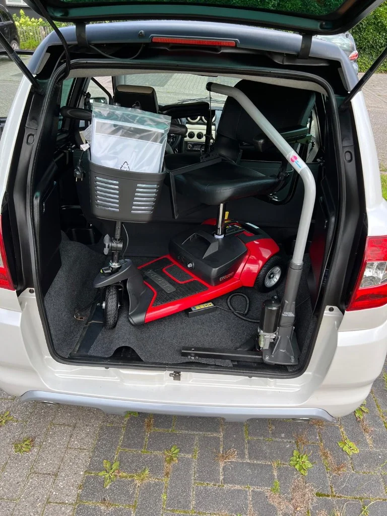 Scootmobiel in achterbak met lift-installatie